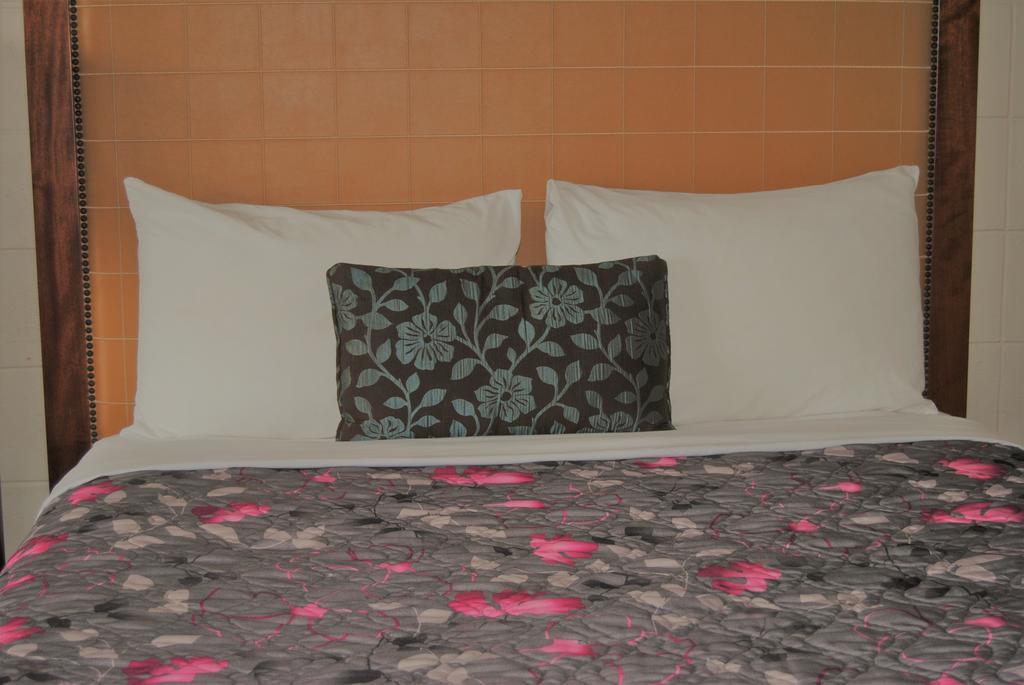 Derrick Motel Έντμοντον Εξωτερικό φωτογραφία